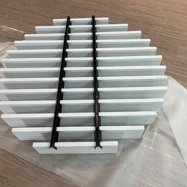 Paneles espaciados en diferentes longitudes